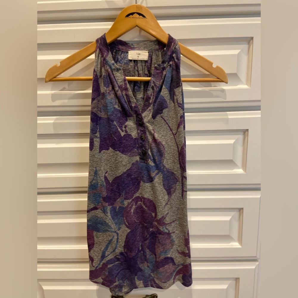 V-neck sleeveless blouse